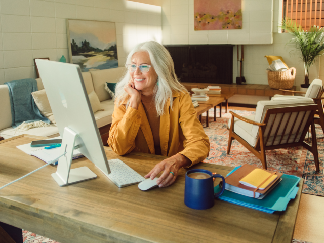 Mulher no escritório em um computador Mulher no escritório em um computador