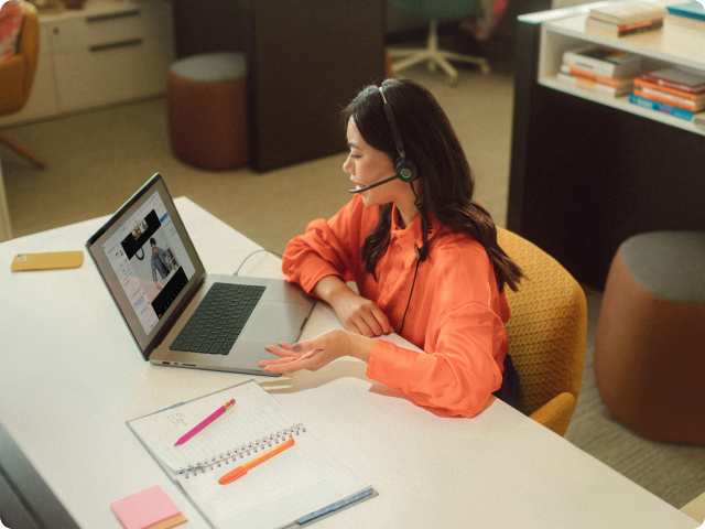 Vrouw aan bureau met zoom meetings